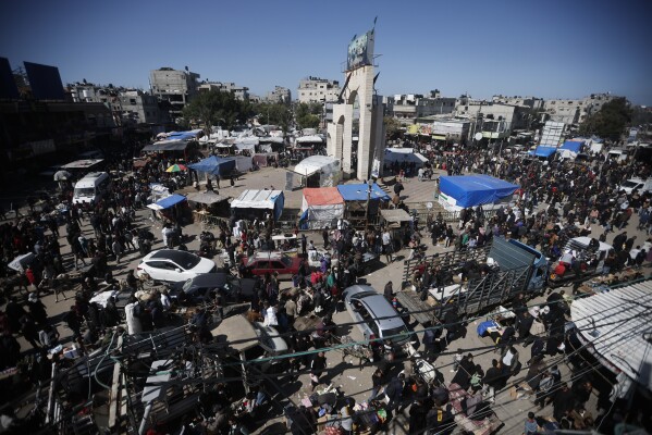 فلسطينيون يحتشدون في سوق في رفح، قطاع غزة، الخميس 22 فبراير 2024. لجأ ما يقدر بنحو 1.5 مليون فلسطيني نزحوا بسبب الحرب إلى رفاحور، التي من المرجح أن تكون محور التركيز التالي لإسرائيل في حربها ضد حماس.  (صورة AP/ محمد دهمان)