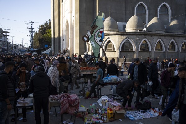 فلسطينيون يتجمعون في سوق بأحد شوارع رفح، قطاع غزة، الأربعاء، 21 فبراير، 2024. لجأ ما يقدر بنحو 1.5 مليون فلسطيني نزحوا بسبب الحرب إلى رفاحور، والتي من المحتمل أن تكون محور التركيز التالي لإسرائيل في حربها ضد حماس. (AP Photo / فاطمة شبير)