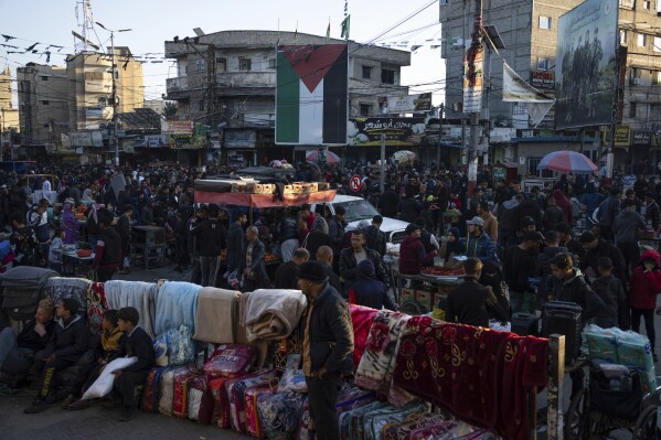 فلسطينيون يشترون البضائع في أحد أسواق الشوارع في رفح، قطاع غزة، الثلاثاء، 20 فبراير، 2024. لجأ ما يقدر بنحو 1.5 مليون فلسطيني نزحوا بسبب الحرب إلى رفاحور، والذي من المحتمل أن يكون محور التركيز التالي لإسرائيل في حربها ضد حماس. (صورة AP) /فاطمة شبير)