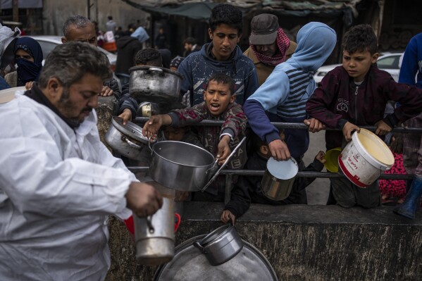 يصطف الفلسطينيون للحصول على طعام مجاني في رفح، قطاع غزة، الجمعة، 23 فبراير، 2024. لجأ ما يقدر بنحو 1.5 مليون فلسطيني نزحوا بسبب الحرب إلى رفاحور، والذي من المرجح أن يكون التركيز التالي لإسرائيل في حربها ضد حماس. (AP Photo / فاطمة شبير)