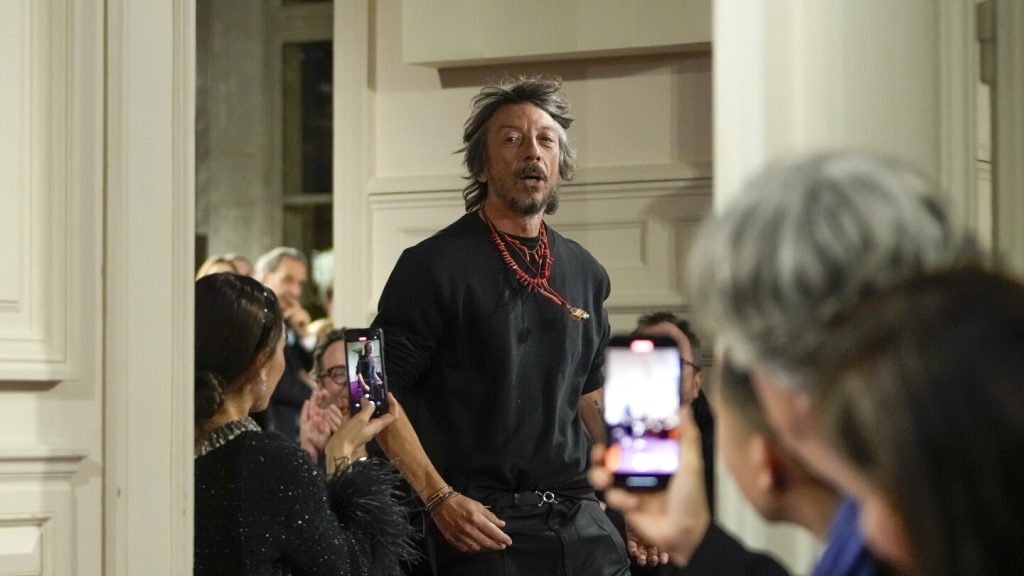 أعلن مصمم فالنتينو القديم Piccioli عن رحيله عن العلامة التجارية بعد 25 عامًا