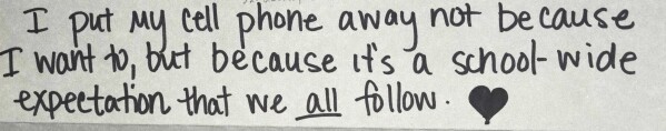 تظهر ملاحظة بالقرب من حامل الهاتف في الفصل الدراسي في مدرسة دلتا الثانوية، الجمعة 23 فبراير 2024، في دلتا، يوتا.  في مدرسة يوتا الريفية، هناك سياسة صارمة تتطلب من الطلاب فحص هواتفهم عند الباب عند دخول كل فصل دراسي.  يحتوي كل فصل دراسي على وحدة تخزين للهاتف المحمول تشبه حقيبة أحذية توضع فوق الباب وتحتوي على ثلاثين فتحة بحجم الهاتف الذكي.  (صورة AP/ريك باومر)