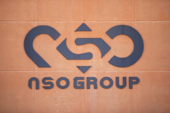 ملف – شعار يزين جدارًا على أحد فروع شركة NSO Group الإسرائيلية، بالقرب من بلدة سابير بجنوب إسرائيل، الثلاثاء، 24 أغسطس 2021. يقول تقرير جديد إن برنامج تجسس Pegasus إسرائيلي الصنع تم استخدامه في الأردن لاختراق الهواتف المحمولة ما يقرب من ثلاثين شخصًا بينهم صحفيون ومحامون ونشطاء في مجال حقوق الإنسان.  وقالت مجموعة الحقوق الرقمية Access Now إن القرصنة باستخدام برامج التجسس التي قامت بها مجموعة NSO حدثت في الفترة من أوائل عام 2020 حتى نوفمبر.  (صورة AP/سيباستيان شاينر، ملف)