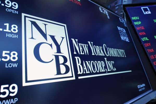 ملف - يتم عرض شعار New York Community Bancorp فوق مركز تداول على أرضية بورصة نيويورك، في 31 يناير 2024. وانخفض سهم New York Community Bancorp بشكل أكبر يوم الأربعاء 6 مارس 2024، مما أدى إلى انخفاضه إلى أقل من 2 دولار و بانخفاض أكثر من 80% منذ بداية العام حتى الآن.  (صورة AP/ريتشارد درو، ملف)