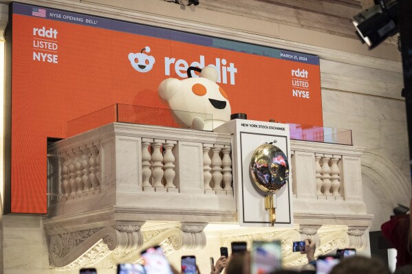 يقرع تميمة Reddit Snoo جرس افتتاح بورصة نيويورك، قبل الاكتتاب العام الأولي للشركة، الخميس، مارس.  21 تشرين الثاني 2024. (صورة من AP/يوكي إيوامورا)