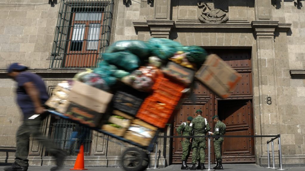 الطلاب المحتجون يستخدمون شاحنة صغيرة لاقتحام أبواب القصر الوطني في مكسيكو سيتي