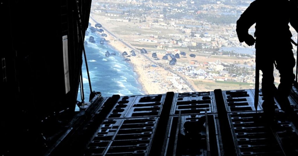 مسعف بمستشفى في غزة يقول إن إسقاط المساعدات جوا يقتل خمسة