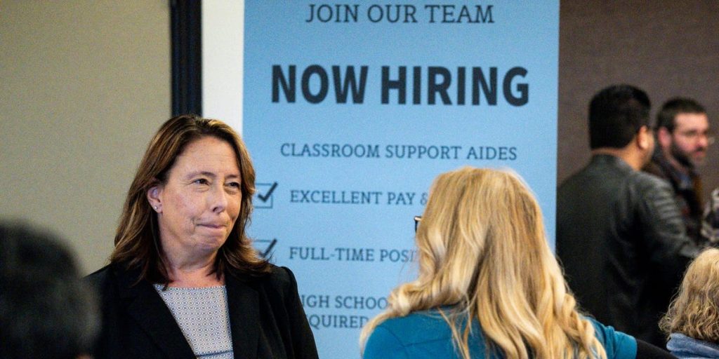 نمو الوظائف يفوق التقديرات ومعدل البطالة يصل إلى أعلى مستوى في عامين