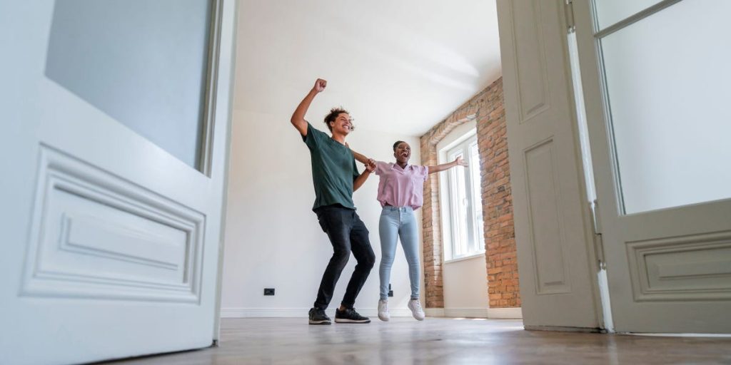 لا يوجد شريك؟ لا مشكلة. يتعاون الناس مع الأصدقاء من أجل شراء منزل