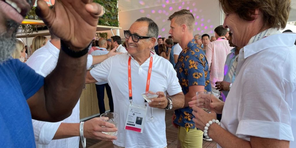 يثير المطلعون على الإعلانات ضجة حول الانفصال الفوضوي للوسيط القوي في الصناعة مايكل كاسان مع UTA وما يعنيه ذلك بالنسبة لمستقبل MediaLink