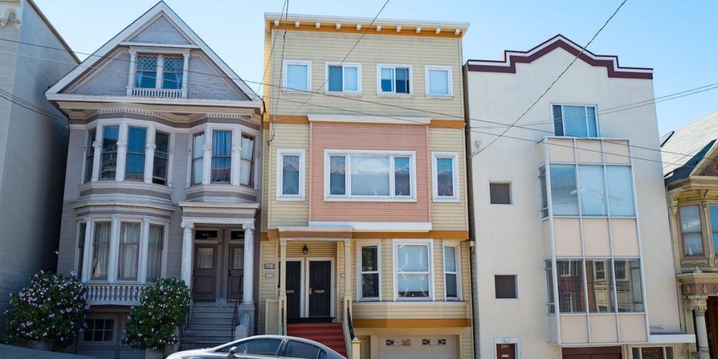 يريد “رجل الملابس الرجالية على تويتر” واسع الانتشار الحصول على منزل بأسعار معقولة في حي يسهل المشي فيه