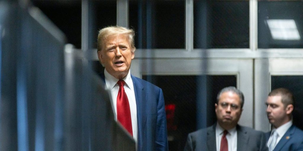 ترامب مكمما في قضية الأموال الصمت في نيويورك. يحظر القاضي الإدلاء بأقوال الشهود وموظفي المحكمة والمحلفين.