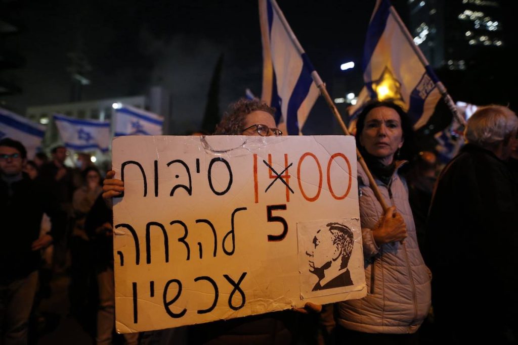 “يجب على نتنياهو الرحيل”: صحيفة هآرتس تحث الإسرائيليين على استئناف الاحتجاجات المناهضة للحكومة والمطالبة بإجراء انتخابات مبكرة