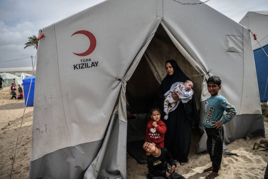 الهلال الأحمر التركي يرسل أكبر شحنة مساعدات لغزة حتى الآن