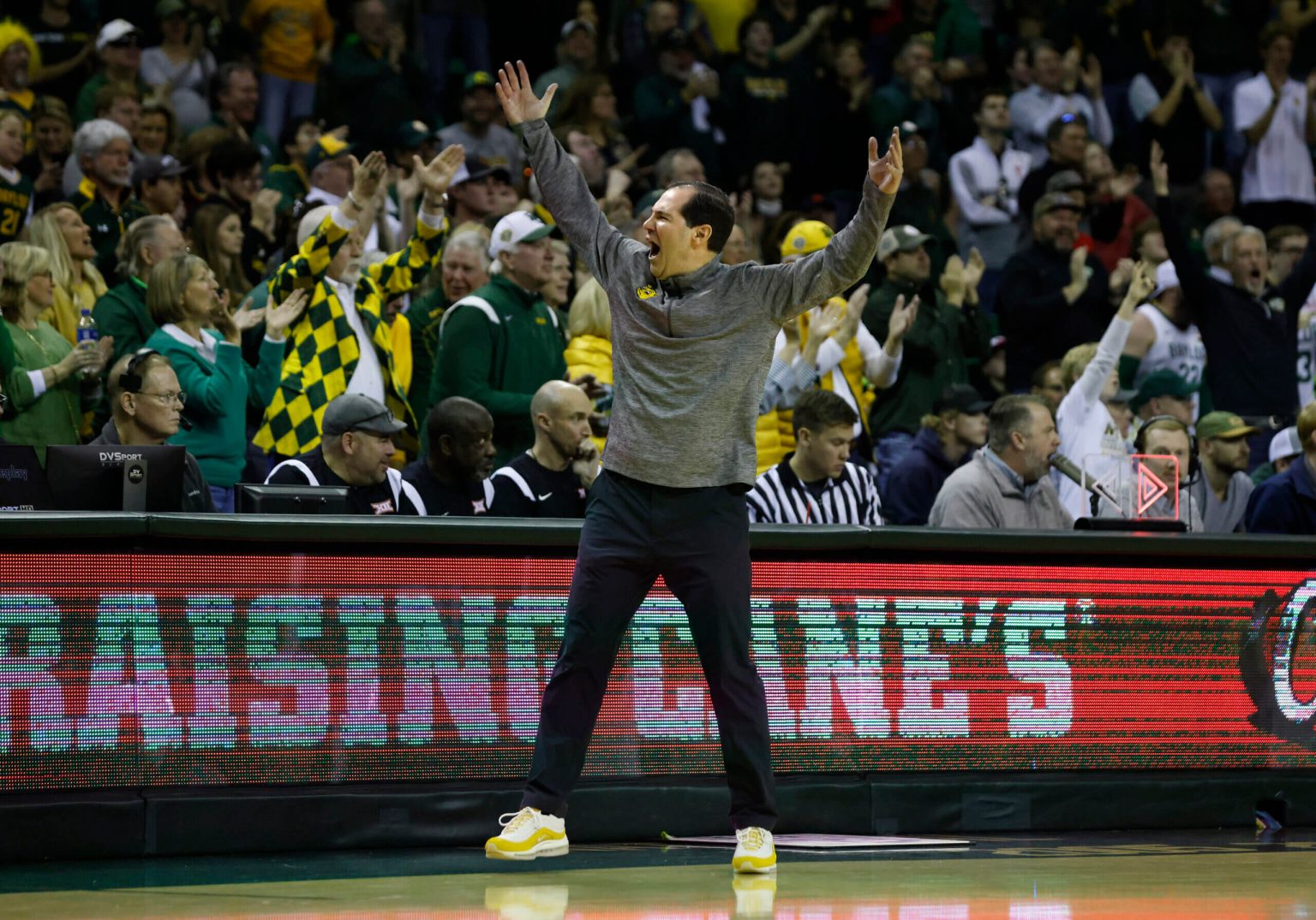 يقول سكوت درو إنه يقيم في بايلور وسط اهتمام مُعلن من البرامج الأخرى