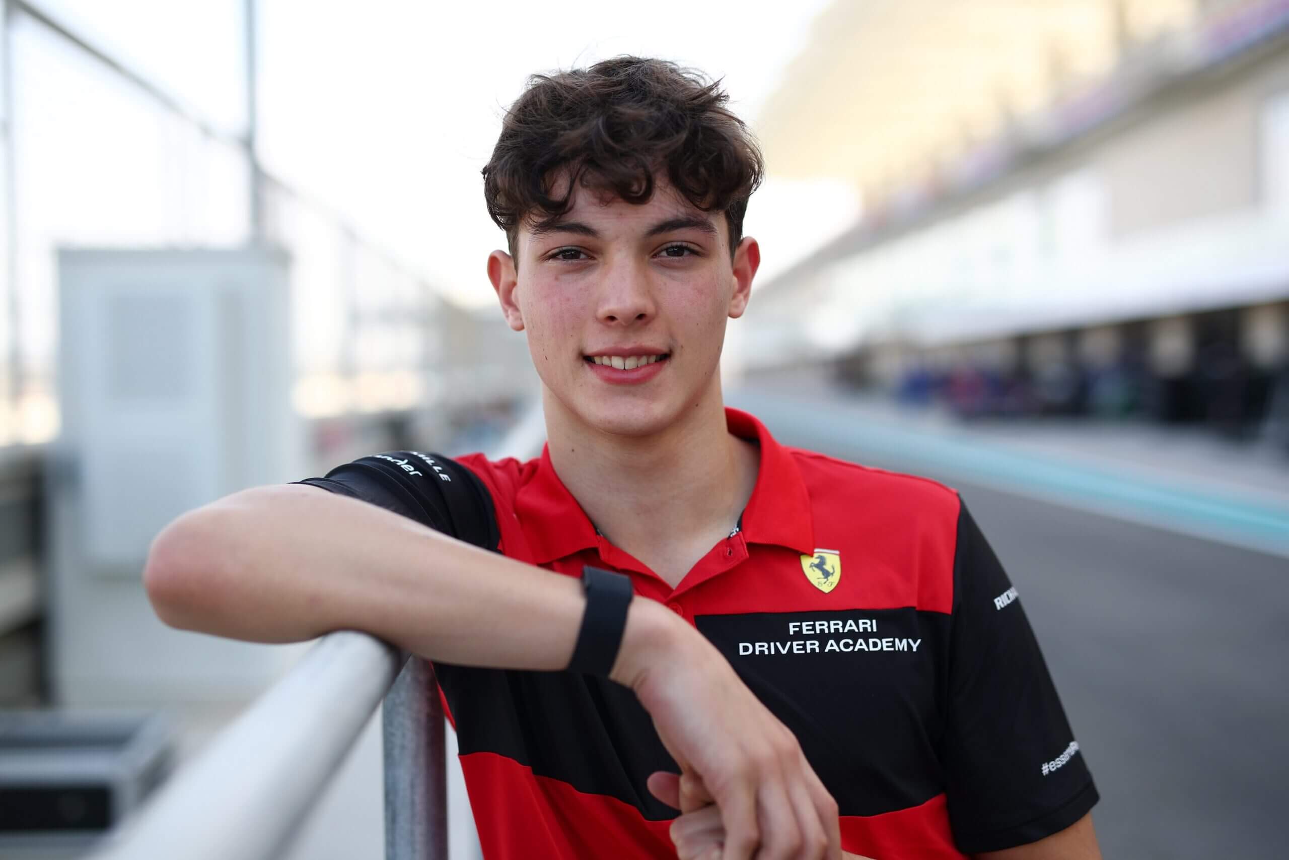 أبو ظبي، الإمارات العربية المتحدة - 24 نوفمبر: أوليفر بيرمان من بريطانيا العظمى وبريما ريسينغ (2) يقفان لالتقاط صورة شخصية أثناء اختبار الفورمولا 2 في حلبة مرسى ياس في 24 نوفمبر 2022 في أبو ظبي، الإمارات العربية المتحدة.  (تصوير جو بورتلوك – فورمولا 1/فورمولا موتورسبورت المحدودة عبر غيتي إيماجز)