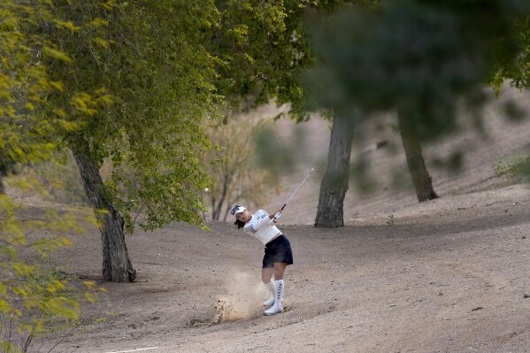 Jeongeun Lee6 يضرب من الصحراء الوعرة على طول الممر العاشر خلال الجولة الأولى من بطولة LPGA Ford للغولف، الخميس 28 مارس 2024، في جيلبرت، أريزونا (AP Photo / Matt York)