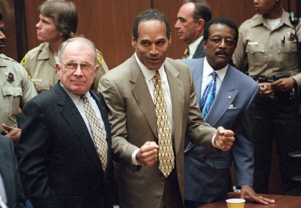 ملف - في هذه الصورة الأرشيفية بتاريخ 3 أكتوبر 1995، يتفاعل OJ Simpson لأنه غير مذنب في وفاة زوجته السابقة نيكول براون سيمبسون وصديقتها رون جولدمان في لوس أنجلوس.  يقف إلى جانبه محاميا الدفاع إف. لي بيلي، على اليسار، وجوني إل. كوكران جونيور.  توفي نجم كرة القدم الشهير وممثل هوليوود سيمبسون، الذي تمت تبرئته من التهم الموجهة إليه بقتل زوجته السابقة وصديقتها ولكن ثبتت مسؤوليته لاحقًا في محاكمة مدنية منفصلة.  كان عمره 76 عامًا. (ميونغ جيه تشون/لوس أنجلوس ديلي نيوز عبر AP، Pool، File)