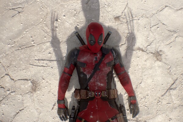 تظهر هذه الصورة الصادرة عن استوديوهات 20th Century Studios/Marvel Studios رايان رينولدز في دور Deadpool/Wade Wilson في مشهد من فيلم Deadpool & Wolverine.  (استوديوهات القرن العشرين/استوديوهات مارفل عبر AP)