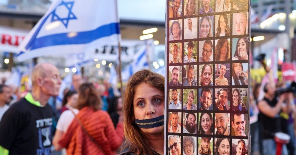 حماس تنشر فيديو يظهر الرهينتين وهما يطالبان باتفاق غزة