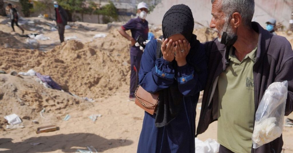 العثور على جثث في مستشفى بغزة بينما تتعهد إسرائيل بـ “زيادة الضغط” على حماس