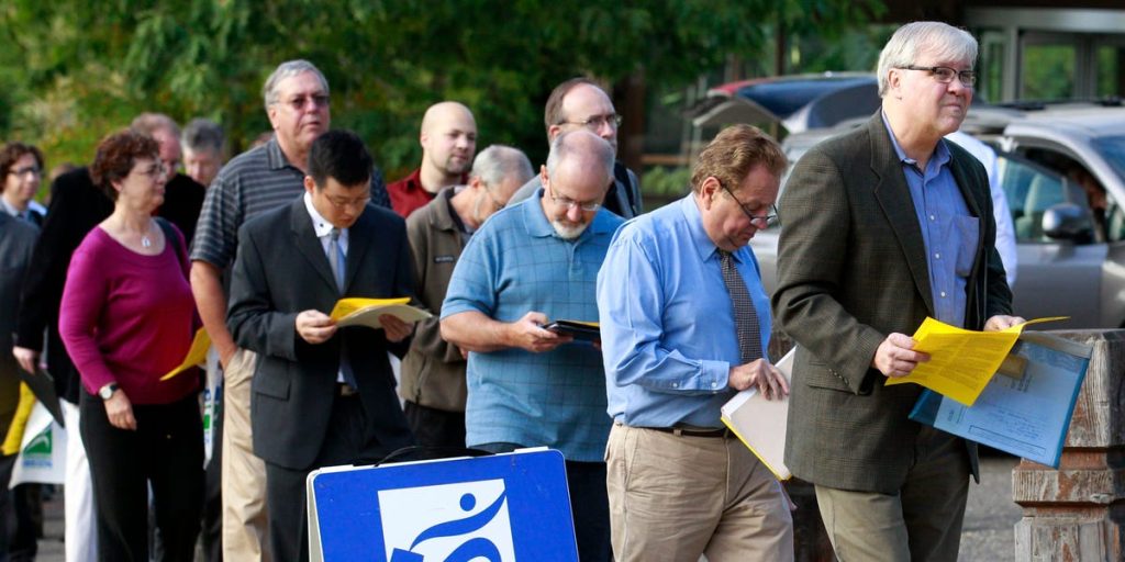 يبدو سوق العمل قوياً للغاية، ولكن هناك 4 علامات على أنه يضعف حيث تعكس اتجاهات العمل فترات الركود السابقة