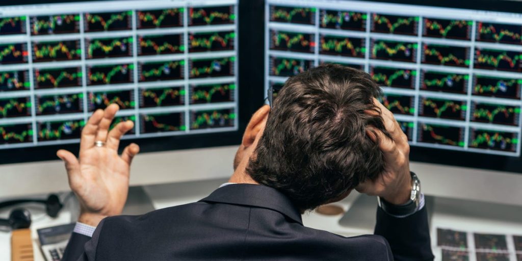 يحذر جيه بي مورجان من الانفصال المتزايد بين استمرار مكاسب الأسهم وتأخر تخفيضات أسعار الفائدة