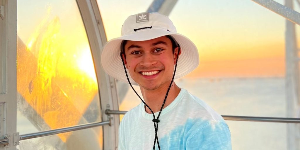 أحصل على ما يصل إلى 2700 دولار من الإكراميات أسبوعيًا كخادم. كان ترك الكلية هو أفضل شيء يمكنني القيام به.