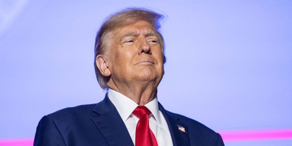 لقد ترك ترامب هجماته على ابنة قاضي أمواله الصامتة على الإنترنت. خطوة مماثلة أكسبته ذات مرة انتهاكًا لأمر حظر النشر.