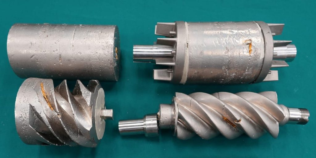 تم القبض على مهربين مشتبه بهم أثناء محاولتهم إخفاء ذهب بقيمة 10 ملايين دولار من خلال طلائه باللون الفضي وإخفائه كآلات على متن طائرة شحن