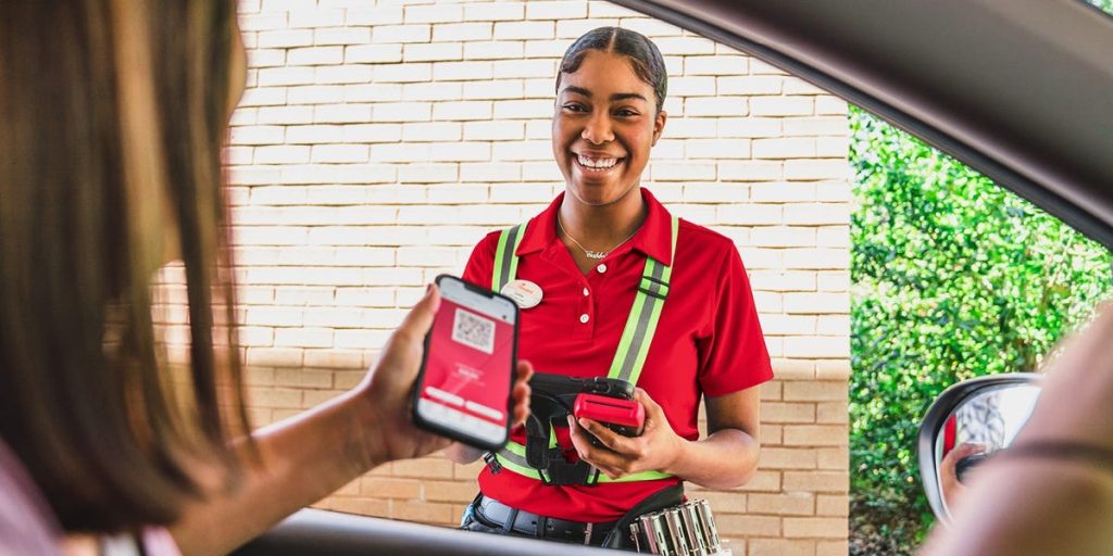 كيف حقق Chick-fil-A نجاحًا كبيرًا، حيث يبيع ما يقرب من 5 أضعاف ما يبيعه مطعم Taco Bell