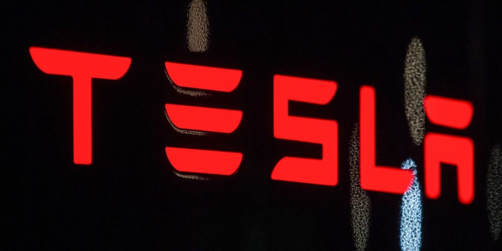 الأسماء الكبيرة تغادر تسلا. يقول أحد المحللين إن على إيلون ماسك أن يوضح بسرعة ما تعنيه عمليات التسريح من العمل.