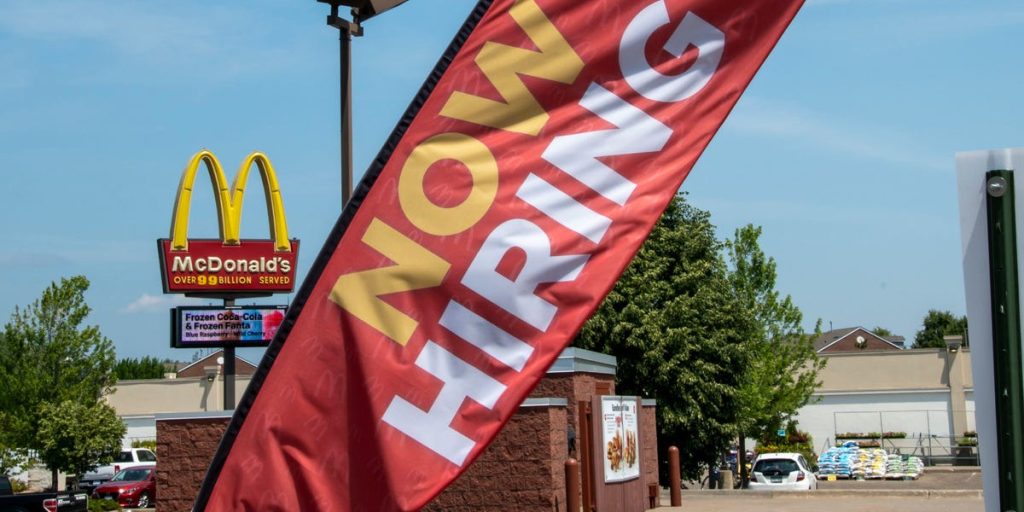 من ماكدونالدز إلى تشيبوتل، إليكم المطاعم التي قررت رفع أسعار قوائم الطعام في كاليفورنيا