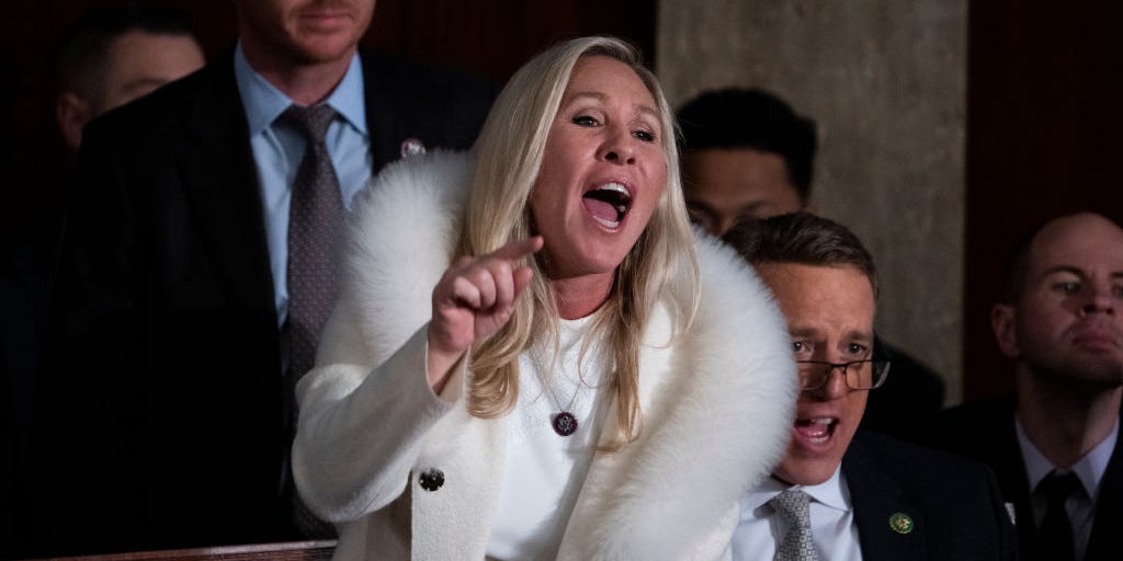 لقد وجد التلفزيون الحكومي الروسي نفسه “جميلًا” يرتدي الفراء و”مغاير الجنس” للحزب الجمهوري ليتباهى به: مارجوري تايلور جرين