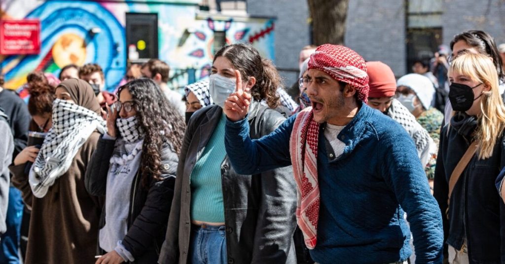 الشرطة تزيل مخيمات مؤيدة للفلسطينيين في ثلاث جامعات أمريكية