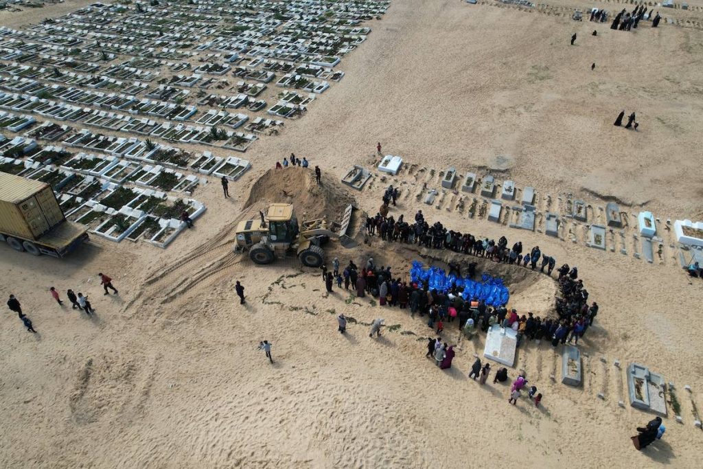 فوضى حرب غزة تجبر المسيحيين على دفن موتاهم في مقابر المسلمين