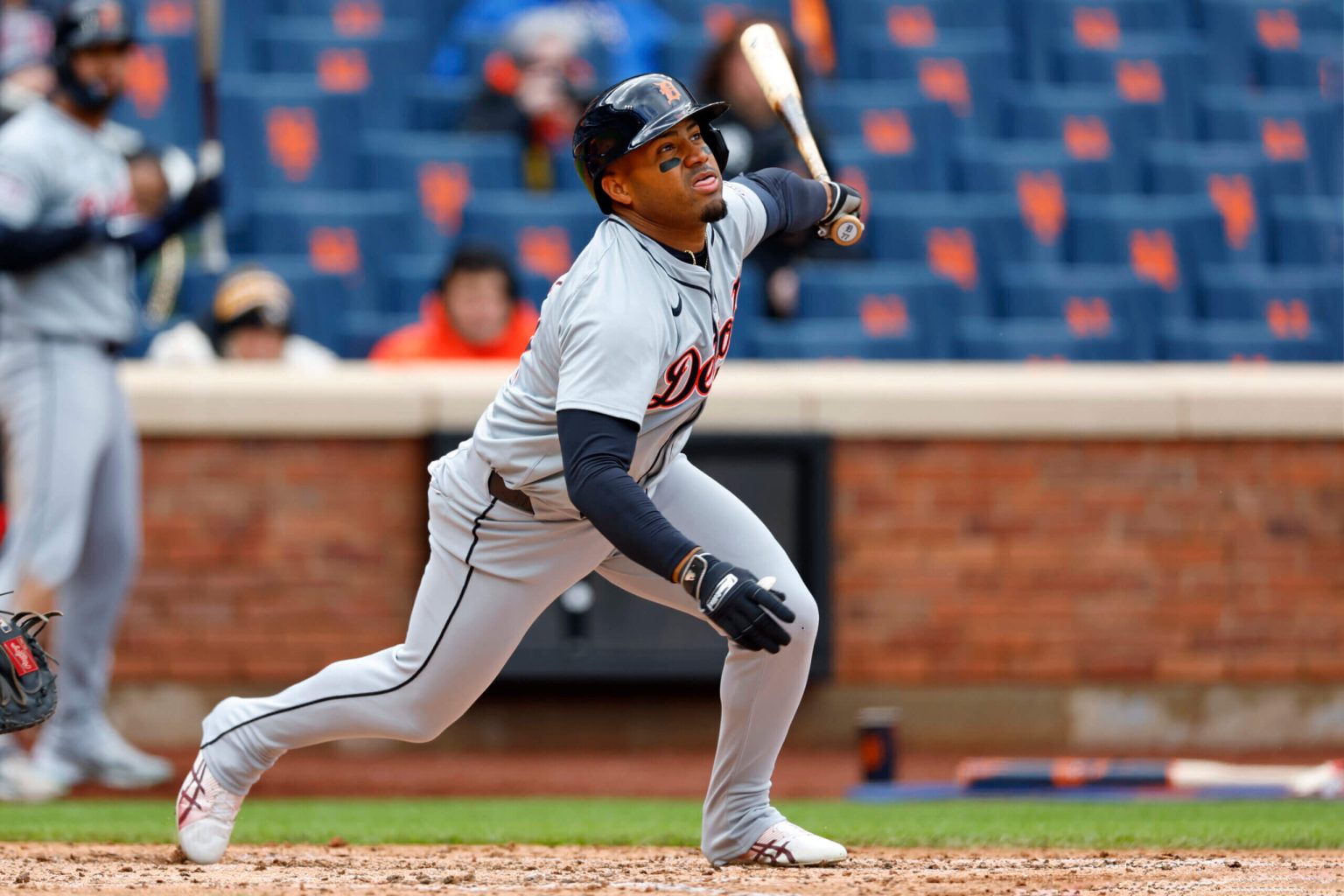 أندي إيبانيز من فريق النمور يضرب IL، ويفتح الباب أمام وينسيل بيريز للمشاركة لأول مرة في الدوري الأمريكي لكرة القدم (MLB)