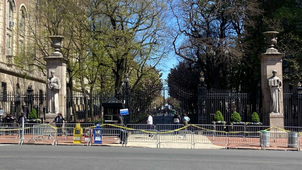 جامعة كولومبيا تتحول إلى الفصول الدراسية المختلطة مع استمرار المظاهرات المؤيدة للفلسطينيين