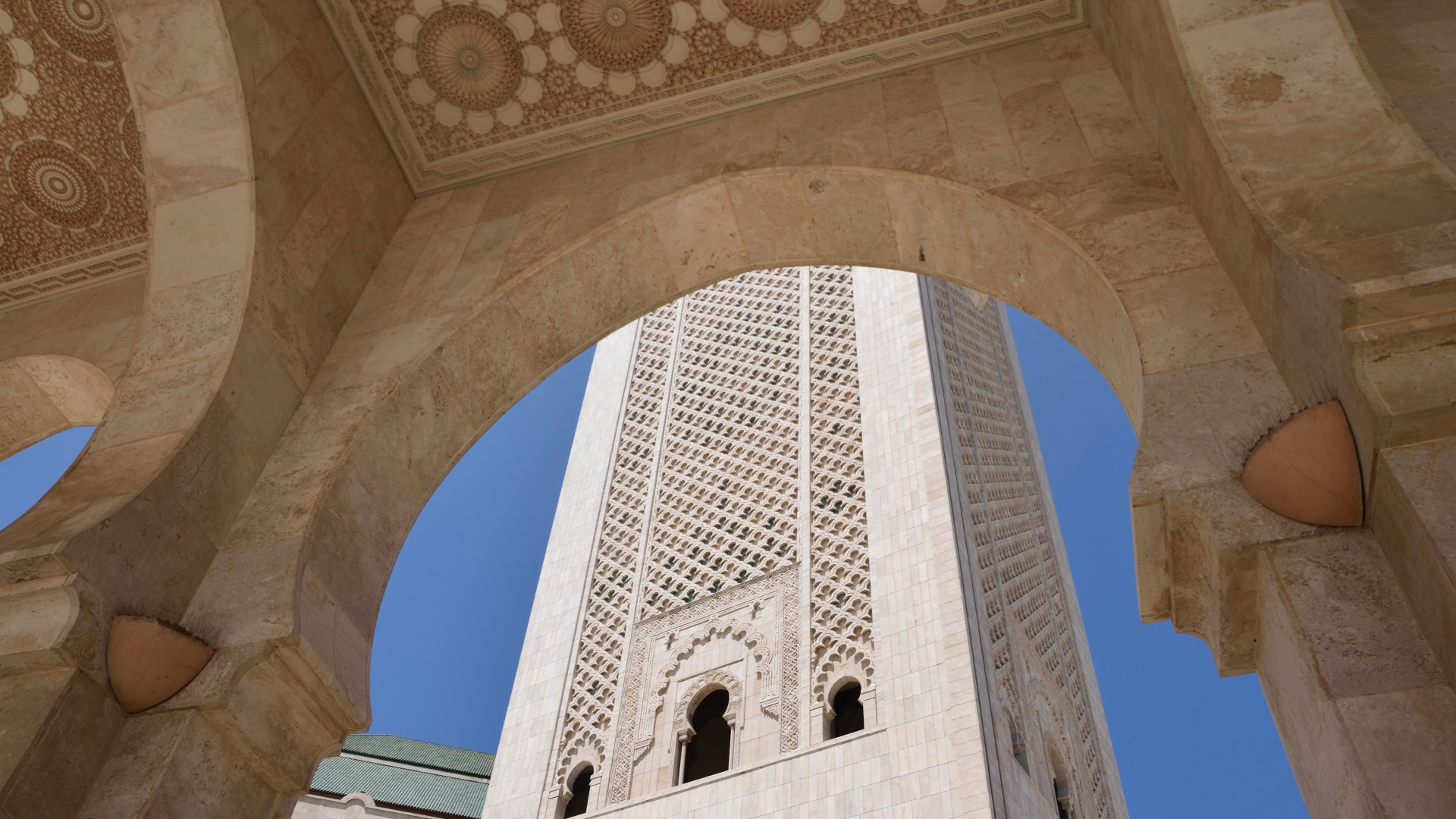 يتم الإشادة بالملك محمد السادس بعد كل صلاة جماعة في أكبر مسجد في البلاد (فيصل دروس / ميدل إيست آي) 