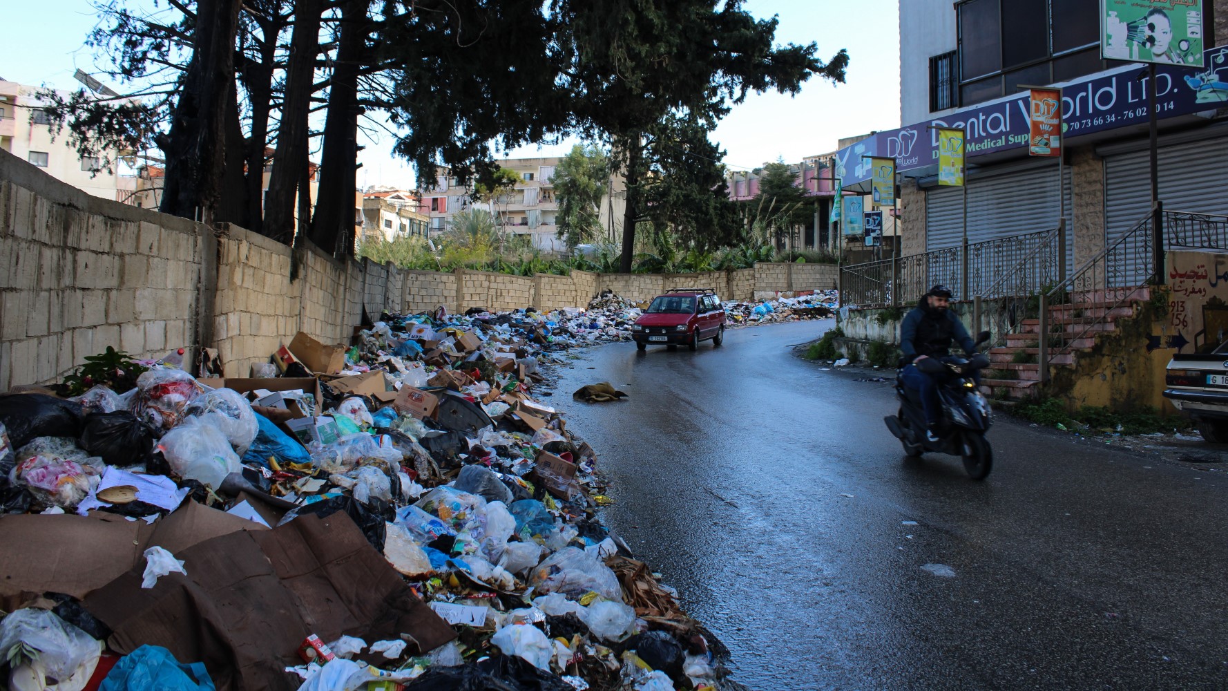 القمامة على جانب الطريق في صيدا