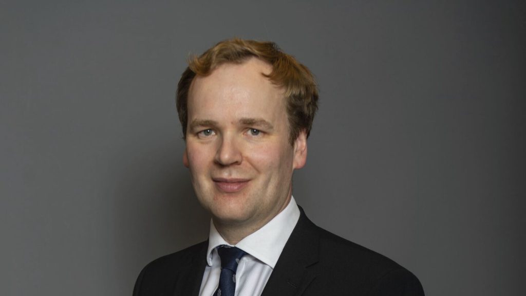 يقول مشرع بريطاني ثانٍ إنه تم استهدافه في عملية احتيال عبر الرسائل الجنسية. الشرطة تحقق