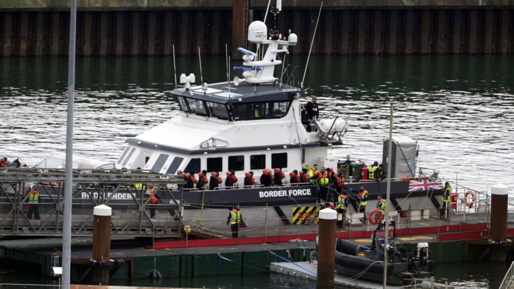 ويسلط المزيد من الوفيات في القناة الإنجليزية الضوء على المخاطر التي يواجهها المهاجرون على الرغم من جهود المملكة المتحدة لوقف هذا المد
