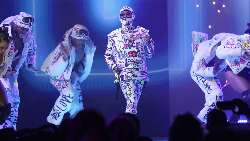 داخل أول جولة رئيسية لميسي إليوت، مع بوستا رايمز وسيارا وتيمبالاند