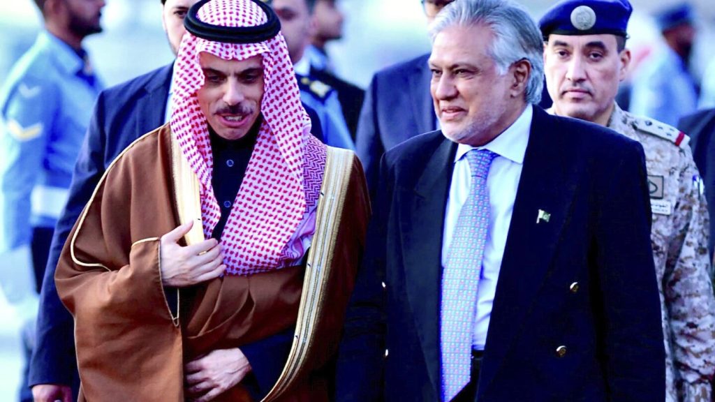 وزير الخارجية السعودي يصل إلى باكستان لبحث كيفية المساعدة في الأزمة الاقتصادية التي تمر بها البلاد