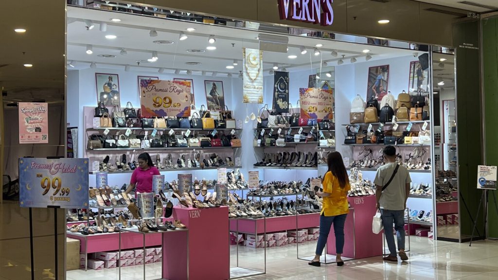 صانع أحذية ماليزي يعتذر عن ارتداء الكعب العالي مع شعار يقول البعض إنه يشبه الكتابة العربية لذكر الله