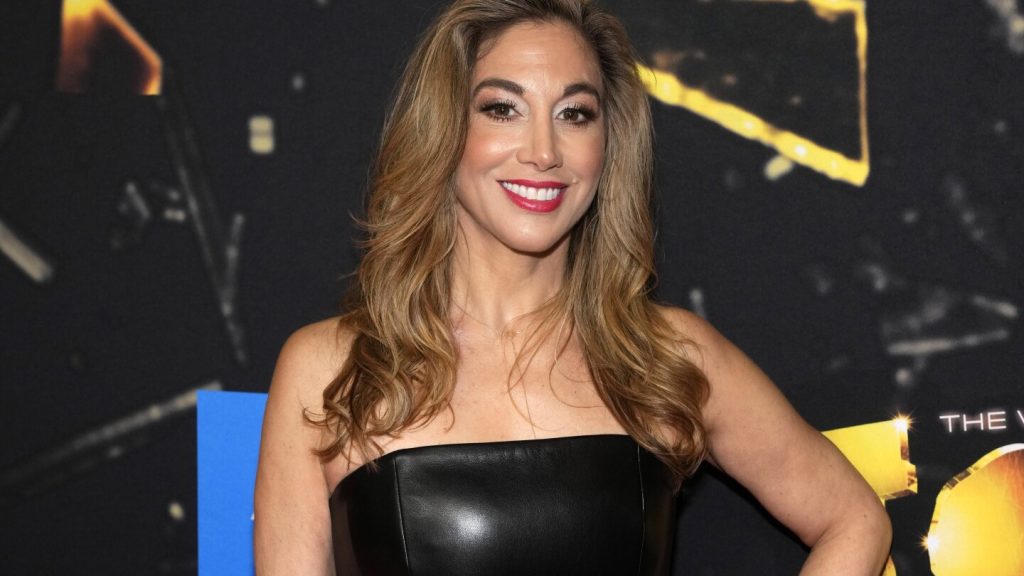 مصممة الرقصات لورين لاتارو، مغنية الروك في برودواي، تطير إلى فرقة Who وهيوي لويس