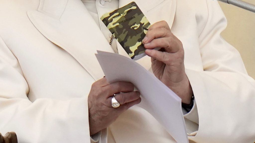 البابا يتلو مسبحة الجندي الأوكراني القتيل ويندد بـ”جنون الحرب”