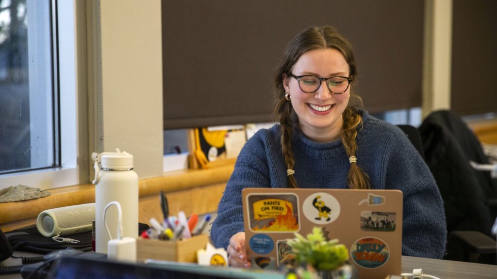 تكتسح صحيفة الكلية منشورين صغيرين في وابل من الصحارى الإخبارية المتزايدة