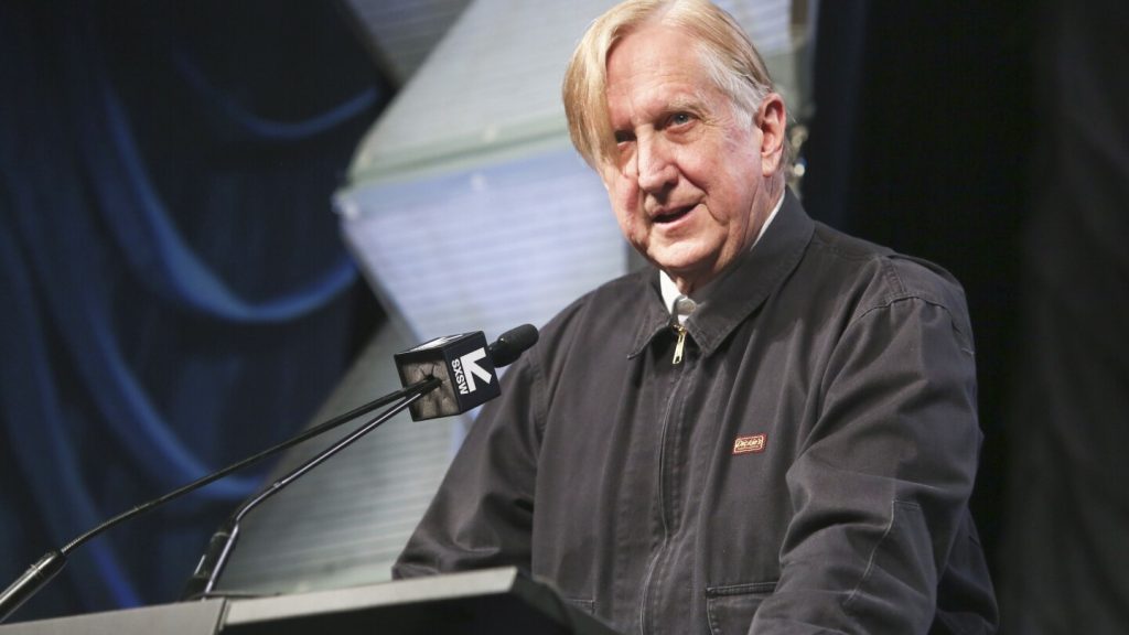 يستبدل الموسيقار تي بون بورنيت مشاعره البائسة ببعض الموسيقى الصوتية الدافئة