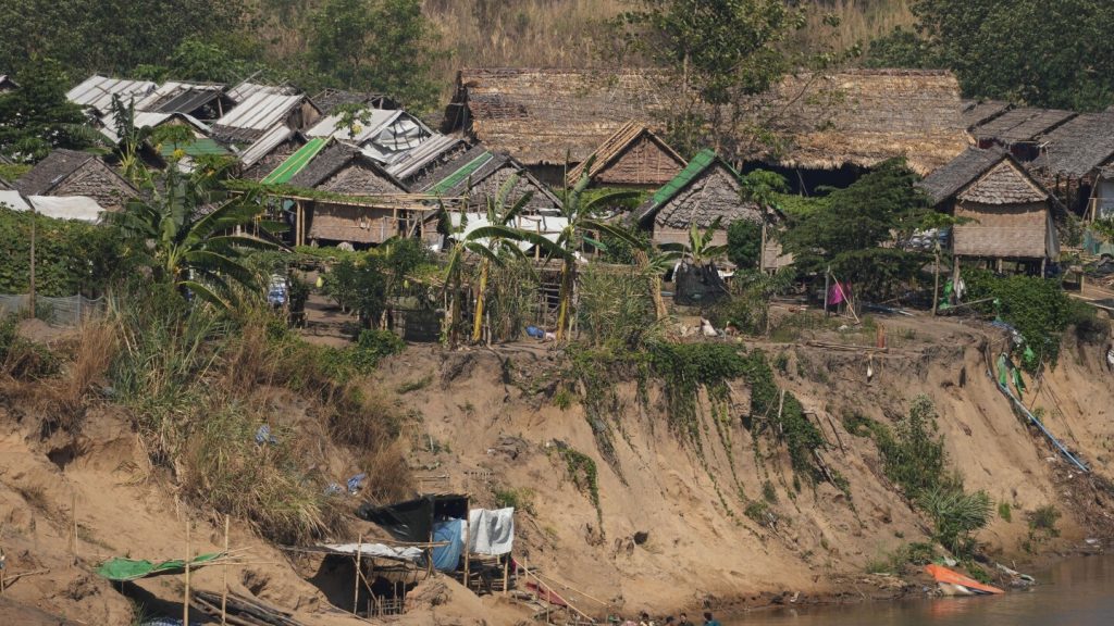 تصاعد القتال في شرق ميانمار مع صمود الجيش في مواجهة تقدم المقاومة على بلدة حدودية رئيسية